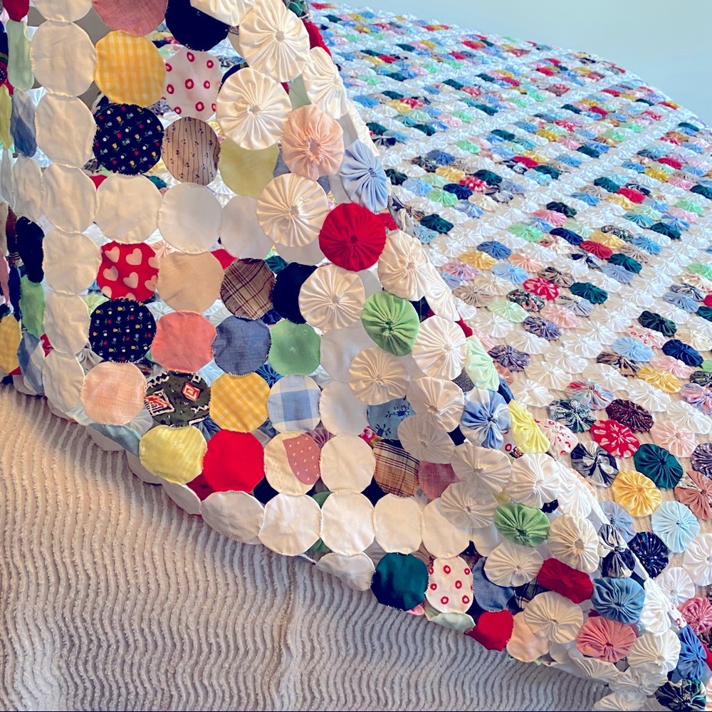 ‼️SOLD‼️Vintage One of a Kind Handmade Yo-Yo Coverlet - Picture 11 of 11
